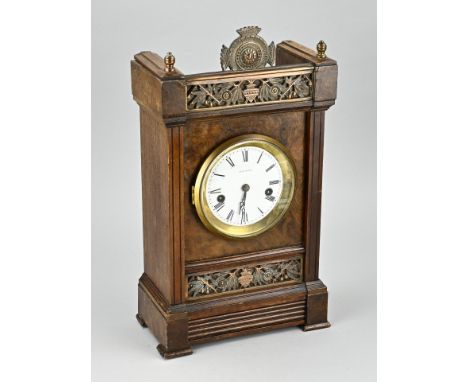 Antique American table clock in walnut with brass. Set Thomas Clock. Co. Circa 1900. Half hour strike. Dimensions: H 41 cm. I