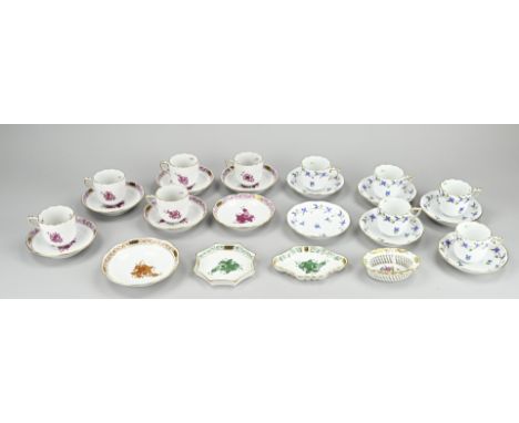 Large lot with various Herend porcelain cups, bowls etc. 12x Saucer. 10x Cup. 4x Bowl. Size: 6 - 12 cm. Minimal chip possible