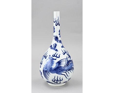 Chinese porcelain pipe vase with dragon/phoenix decoration. Bottom mark. Dimensions: H 27.5 cm. In good condition.