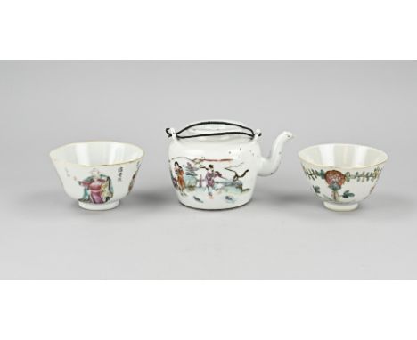 Lot Chinese porcelain. Consisting of: 2x cups, 1x Familie Rose (chip), 1x Familie Verte. And a Familie Rose teapot with figur