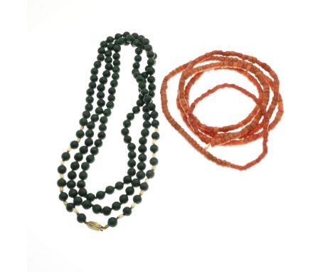 Lot with a necklace of malachite and a necklace with blood coral. Necklace of malachite beads, ø 6 mm., attached to a yellow 