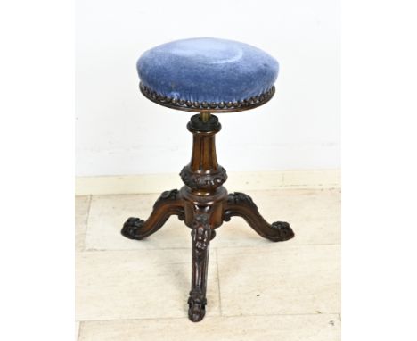 Walnut piano stool with graceful and height-adjustable 3-spant leg. Circa 1870. Dimensions: 54 x 45 cm. In good condition.