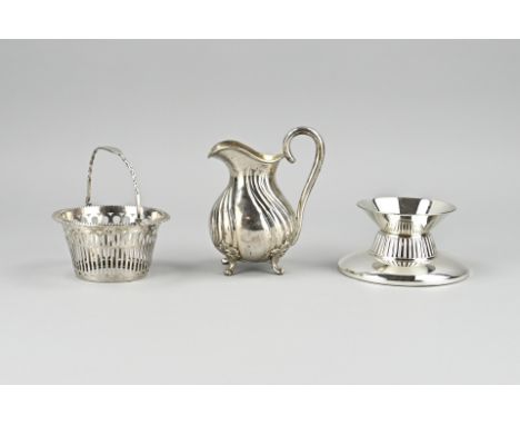 Lot with 3 parts silver, with a ball basket, 800/000, openwork model with bar decoration and a wavy edge. Provided with a twi