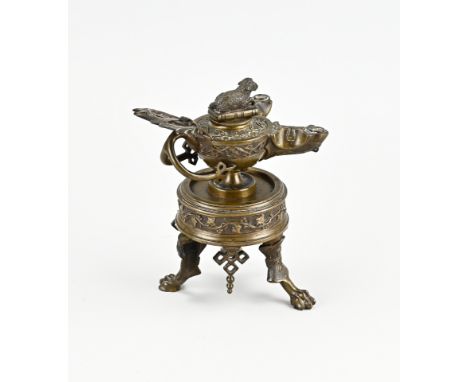 19th century ecclesiastical oil lamp of bronze, with lamb of god and claw feet. France. Size: 20 cm. In good condition.