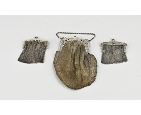 Lot with 3 silver purses, 2 chain mail purses, 800/000 with a decorated bracket with floral decoration. And a purse with silv