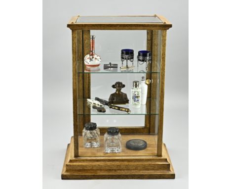 Display cabinet filled with 3 porcelain bottles, 2 with silver caps, 2 silver spice bowls with blue glass, Zaanlandse zilvers