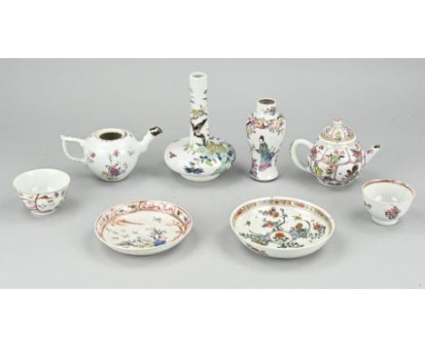 Lot with eight pieces of various Chinese Family Rose porcelain. 1x Pipe vase, garden/bird/butterfly decor, glued. 1x Teapot, 