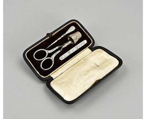 Case with silver sewing kit, 800/000, with scissors, needle case, awl and a thimble, with floral decoration. 12.5x6.5cm. In g