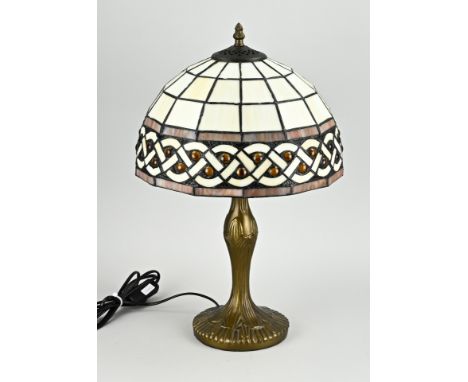 Tiffany style lamp. Second half 20th century. Dimensions: H 48 cm. In good condition.