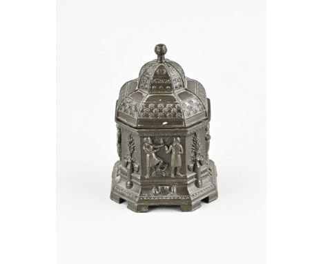 Heavy, antique pewter tobacco jar with Roman representation. Octagonal. 19th century. Size: 20 cm. In good condition.