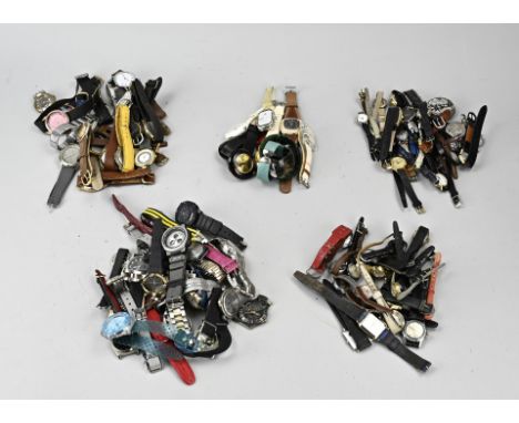 Lot with approximately 100 watches, various models, quartz and mechanical. Kienzle, CMI, Timex, Tempic, Glory, Pallas, Commed