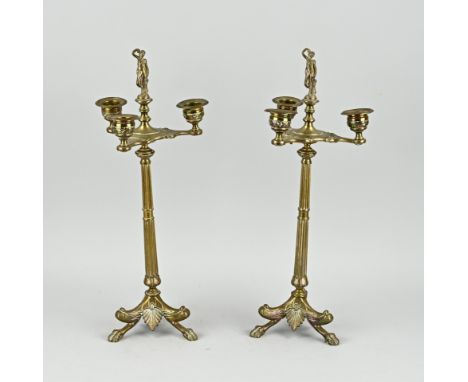 Two 19th century bronze candlesticks with claw feet + Greek women. Dimensions: H 41 cm. In good condition.