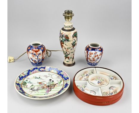 Five pieces of antique Chinese/Japanese porcelain. Including; two Imari vases, Familie Verte plate (Japan), Cantonese lamp ba