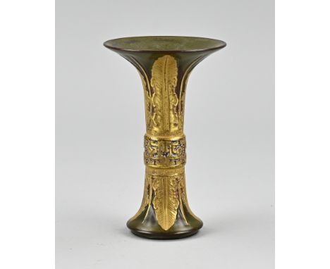 Chinese porcelain trumpet vase with tea glaze + relief gold decoration. With bottom mark. Dimensions: H 13.2 cm. In good cond