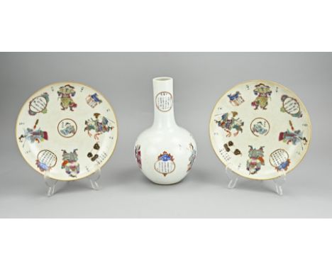 Three parts Chinese Family Rose porcelain. Consisting of; Pipe vase and two plates. With figures/texts and gold decoration. W