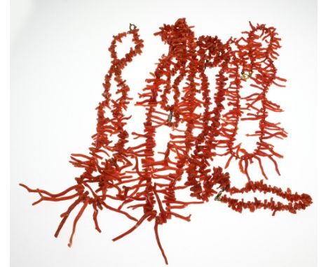 Lot of necklaces with blood coral branches. 4 necklaces and a bracelet. 4-46 mm. Total approx. 145 grams. In good condition.