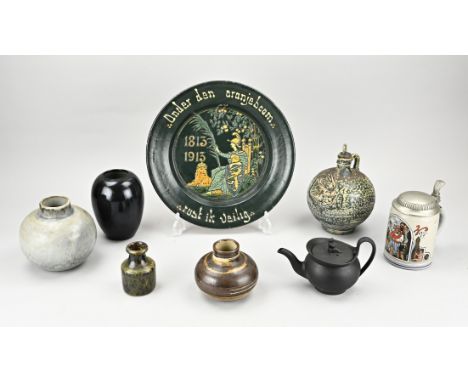 Lot with various old/antique pottery. Including; 3x Zaalberg vase, Wedgwood jug, Bersel vase, Terraco Drank, antique Schertz 