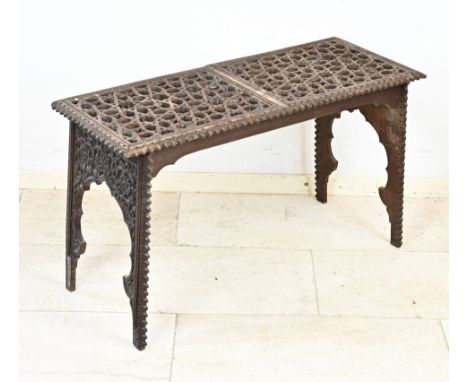 Antique Moroccan carved 2-seater bench. Floral/arches. Circa 1900. Dimensions: 50 x 34 x 83 cm. In good condition.