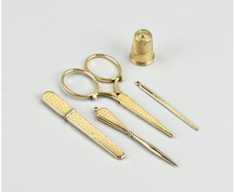Shell with gold sewing kit, 585/000, with scissors with gold handles and gold casing, a needle case, needle, thimble and trem