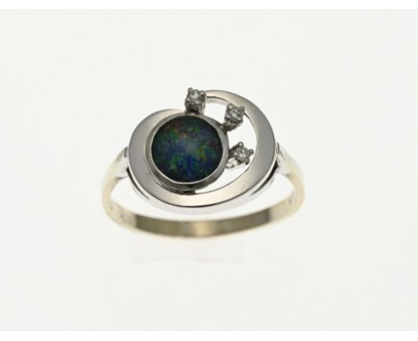 White gold ring, 585/000, with opal and crystal. Ring with an openwork oval head set with a round setting with a blue opal an