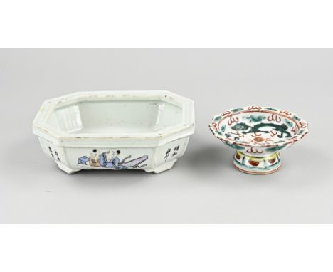 Two parts Chinese porcelain. 1x 19th century tazza, Familie Verte with dragon decoration. 1x 19th century Familie Rose plante
