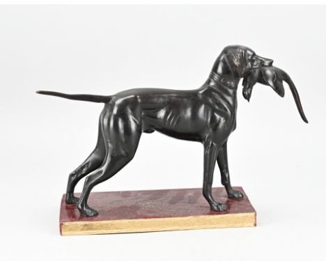 Bronze hunting dog with pheasant. Mounted on wooden base. 20th century. Dimensions: 26 x 40 x 12 cm. In good condition.