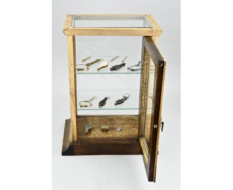 Display cabinet with 8 lorgnette glasses, partly gilded with mother of pearl. a gilded pencil and sleeve. And a yellow gold t