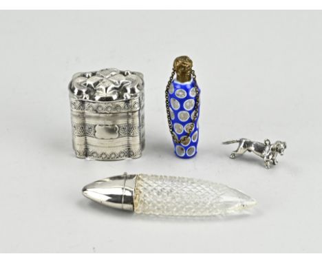 Lot with 4 parts, partly silver, a silver snuff box, 833/000, oval contoured model with strap work. The lid is provided with 
