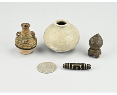 Lot with various antiques. Including: China. Consisting of: Celadon ball vase, beetle nut on console, coin, ear vase and a Ch