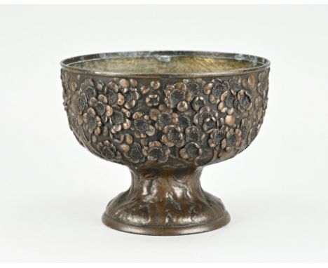 Antique Japanese bronze incense burner with blossom tree decoration. Signed. Circa 1900. Meiji. Dimensions: H 11.5 x Ø 16 cm.