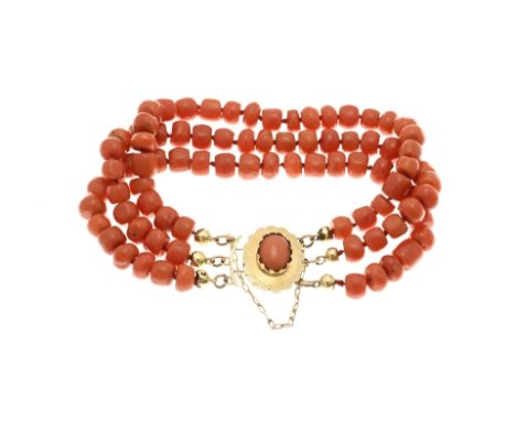 Bracelet with 3 rows of blood corals, cheese-shaped ø 7 mm., attached to a yellow gold clasp, 585/000, oval model with a scal