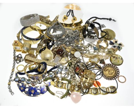 Large lot of jewelry with many double jewelry, with various bracelets, watch, necklace pendants, Marked among others Skagen, 
