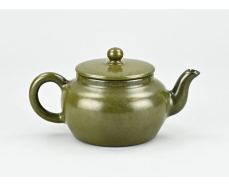 Chinese porcelain teapot with tea glaze + bottom mark. Dimensions: 10 x 18.5 x Ø 10.5 cm. In good condition.