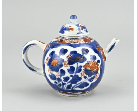 18th century Chinese porcelain Imari teapot with floral/gold decoration. Dimensions: 12 x 13.5 x 8.5 cm. In good condition.