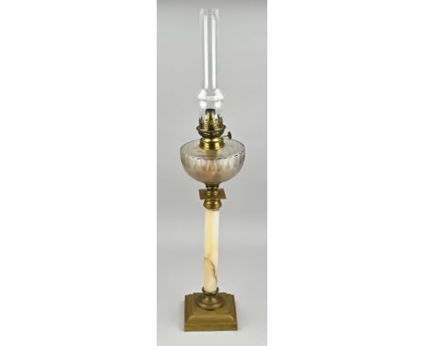 Antique standing petroleum lamp with crystal glass reservoir and stem of onyx with brass. Circa 1900. Dimensions: H 80 cm. In