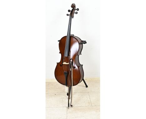 Old cello with stand + two bows. Marked MPM Instruments. Second half 20th century. Size: 107 cm. In good condition.