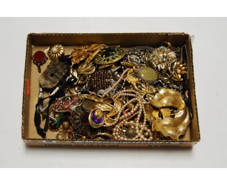 A small collection of miscellaneous costume jewellery, to include paste set brooches, white metal necklace, bloodstone swivel