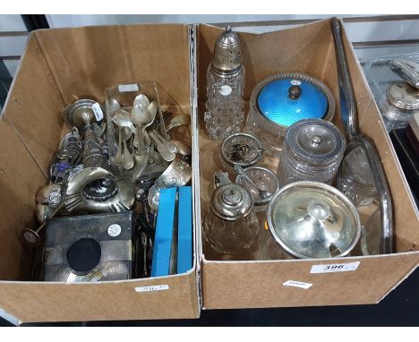 Quantity of miscellaneous small items of silver and flatware to include teaspoons, rose vase, sugar casters, jam pots, etc 