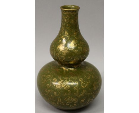 A GOOD QUALITY CHINESE GILT DECORATED TEA DUST DOUBLE GOURD PORCELAIN VASE, the sides decorated with bats and scroll-stemmed 