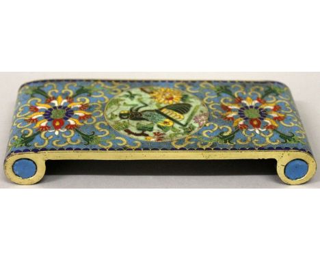 A GOOD QUALITY EARLY 20TH CENTURY CHINESE REPUBLIC PERIOD CLOISONNE WRIST REST, with scroll-form feet, its top surface unusua