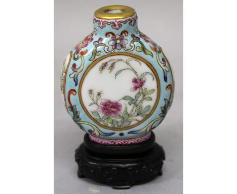 A GOOD QUALITY CHINESE FAMILLE ROSE PORCELAIN SNUFF BOTTLE, together with a fabric lined fitted hardwood box & sliding cover 