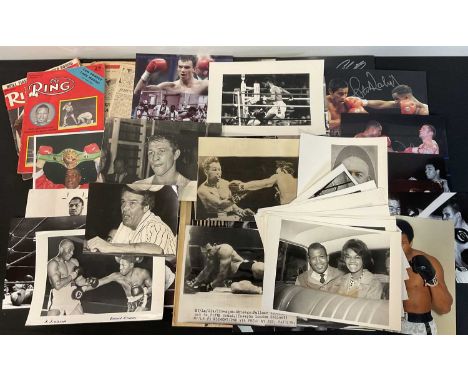 It's a Knockout! - Signed photographs, vintage boxing papers and magazines. This item has been independently checked by Garry