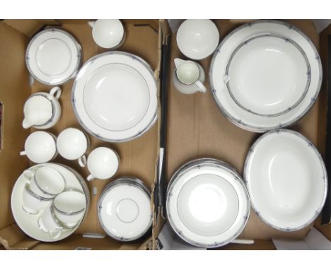 Wedgwood Amherst tea and dinnerware to include shallow bowl, 2 open veg dish, 6 salad plates, 9 dinner plates, fruit bowl, 6 