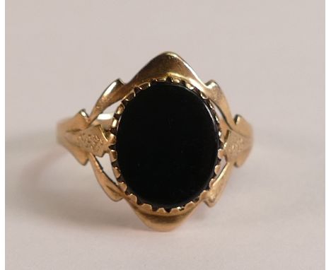 9ct gold ring set with black onyx stone, size K,2.3g. 