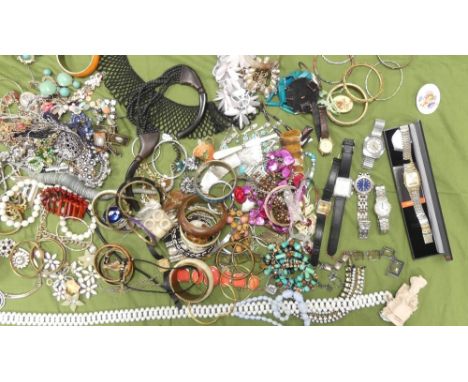 A large quantity of unsorted vintage costume jewellery 