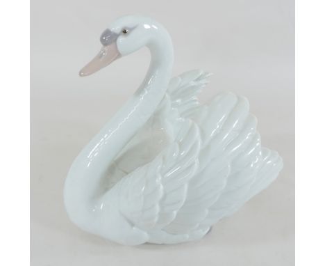 A Lladro porcelain model of a swan, 18cm tall 