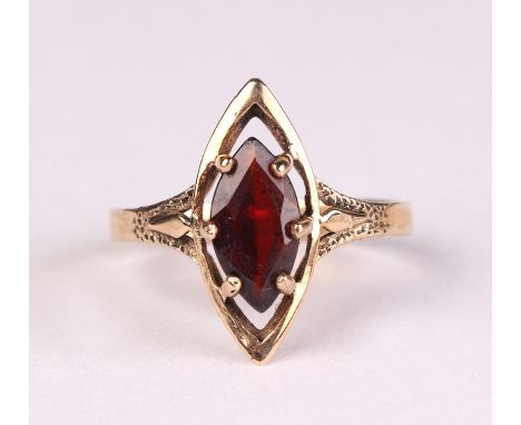 A 9ct gold garnet ring, approx UK size J, 1.7g.