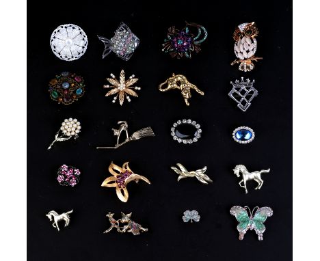 A quantity of vintage costume jewellery brooches.