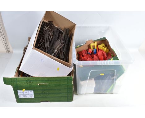 A QUANTITY OF UNBOXED AND ASSORTED OO GAUGE MODEL RAILWAY ITEMS, to include boxed Hornby Dublo class N2 tank locomotive No.69