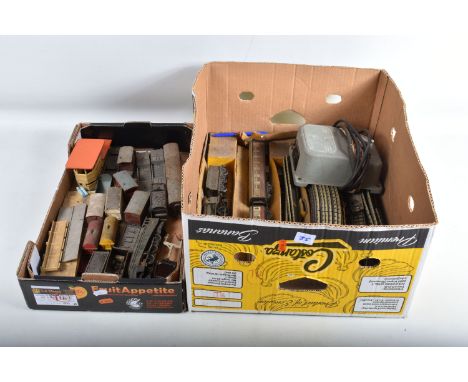 A QUANTITY OF ASSORTED HORNBY DUBLO MODEL RAILWAY ITEMS, to include part boxed (damaged and worn base only) 'The Bristolian' 
